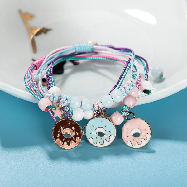 Bonita pulsera hecha a mano con cuentas de cerámica y accesorios de aleación de donut