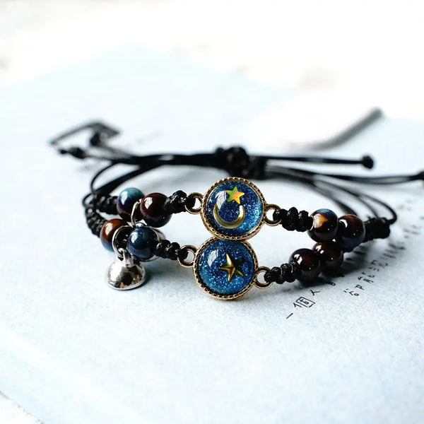 Pulsera creativa con estrellas del pop, el planeta luna y succión magnética, ideal como regalo para pareja y amigas.