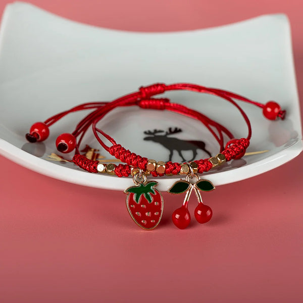 Pulsera tejida a mano con accesorios de aleación de frutas de dibujos animados de fresa y cereza