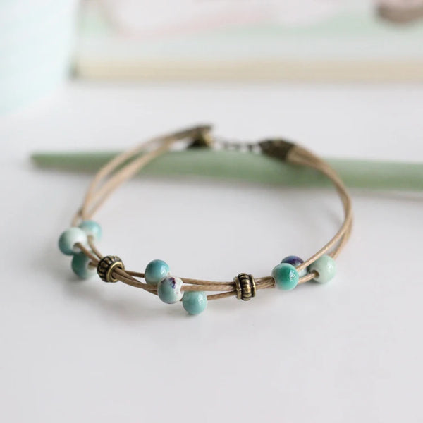 Pulsera delicada de cuentas de cerámica tejidas a mano
