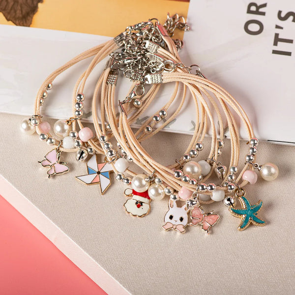 Bonita pulsera con colgante de metal esmaltado, tejida a mano.