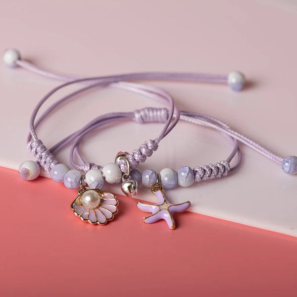 Bonita pulsera con colgante de metal esmaltado, tejida a mano. Pulseras de regalo hechas a mano.
