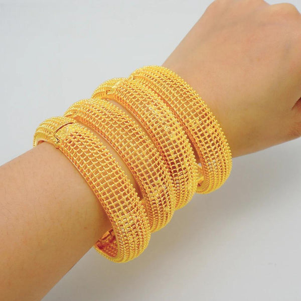 Joyería etíope de Dubái: brazaletes dorados para mujeres africanas