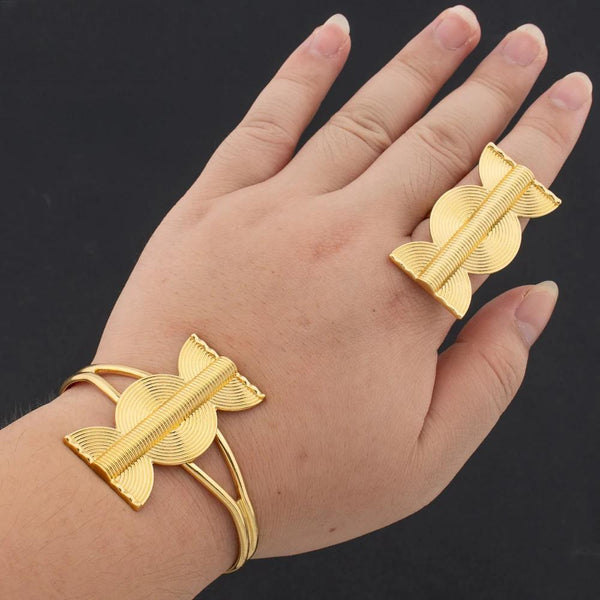 Nuevo brazalete de color dorado con anillo