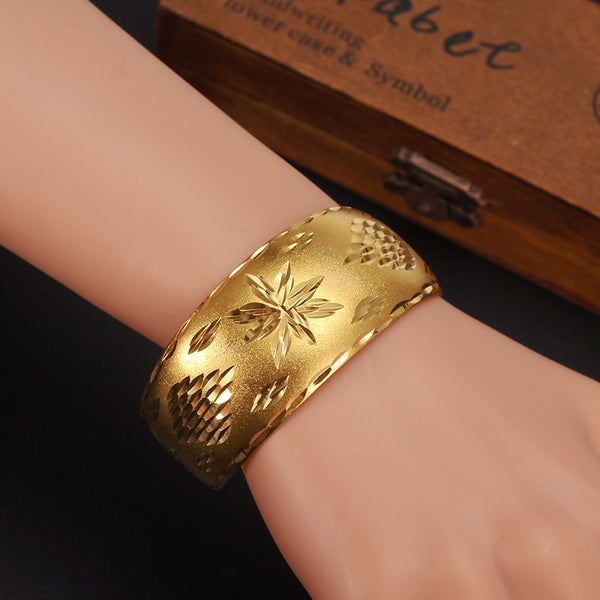 Brazalete etíope grande y ancho de oro de 24 quilates.