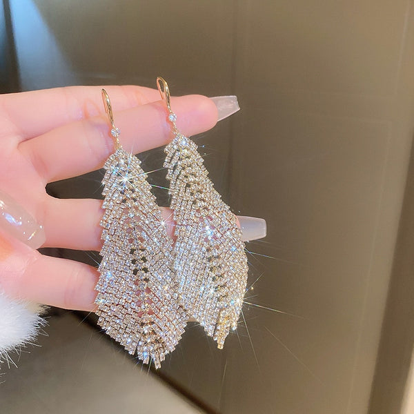 Nuevos pendientes de moda con borlas de cristal y plumas, pendientes de diamantes de imitación para mujer