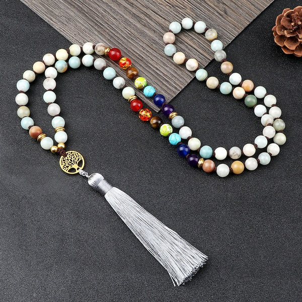 Collar de cuentas de amazonita con chakras y cadena con dije del árbol de la vida para mujer.