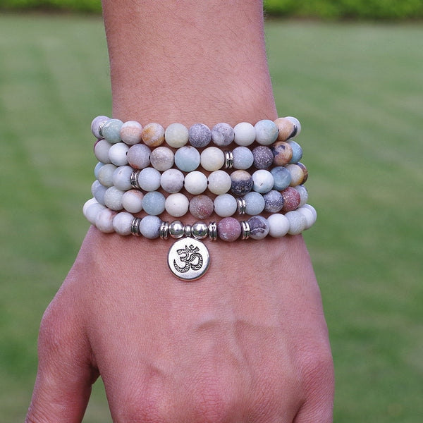 Pulsera con dijes OM de cuentas de piedra amazonita mate de 8 mm