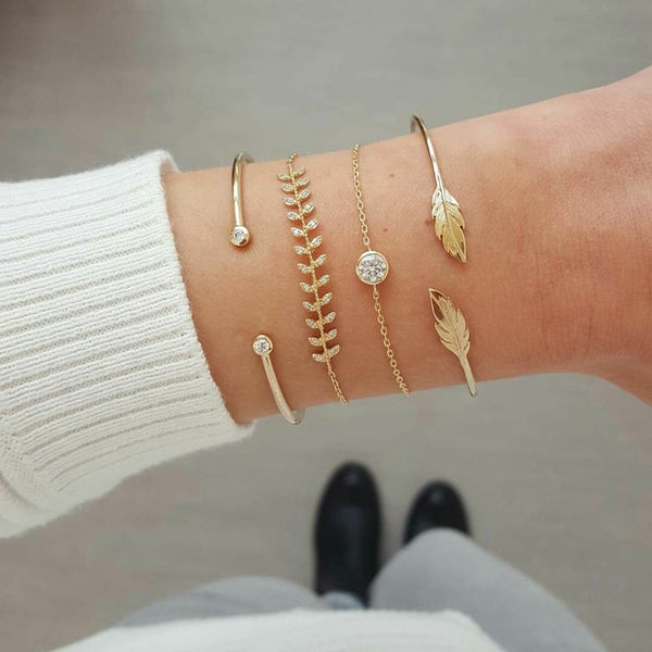 Conjunto de pulseras geométricas de hojas de cristal en color dorado.