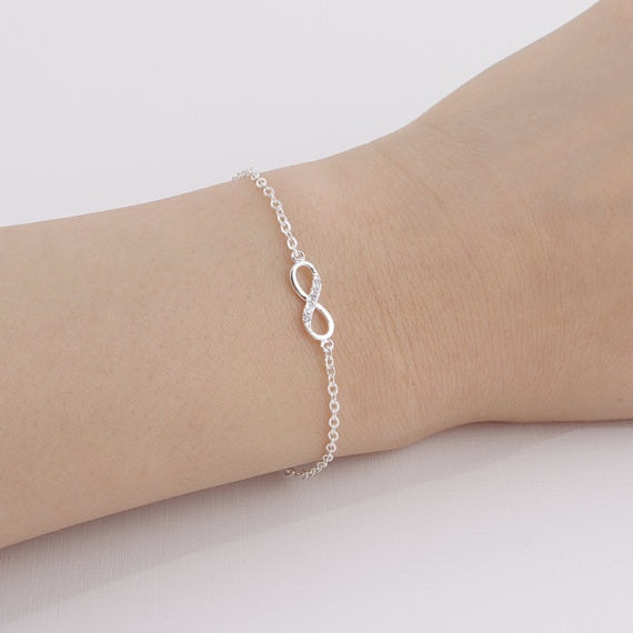 Pulsera de cadena con número 8 y circonitas cúbicas para mujer
