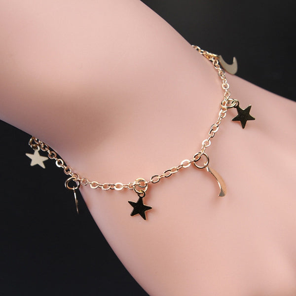 Pulsera con dijes de luna y estrella en color dorado para mujer