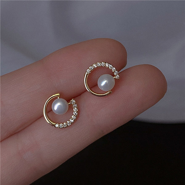 Pendientes de botón sencillos con forma de C, de perlas redondas y exquisitas, de moda para mujer