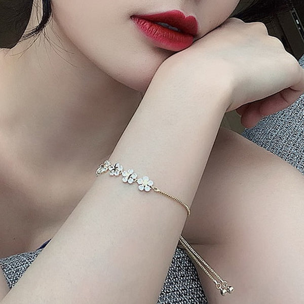 Pulseras con dijes de circonita cúbica y engaste de cobre con flores delicadas