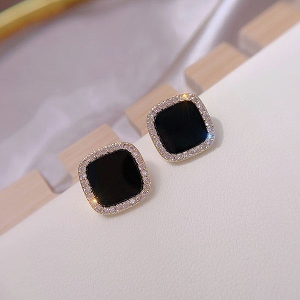 Pendientes elegantes con forma cuadrada y diseño geométrico de circonitas pavé.