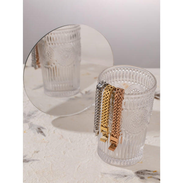 Pulsera de acero inoxidable con textura metálica bañada en oro de 18 quilates