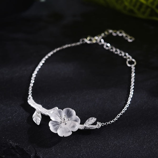 Pulsera con dije de flor bajo la lluvia en plata de ley 925 para mujer.