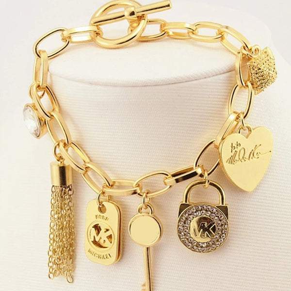 Pulseras con borlas y dijes de escarabajo de corazón